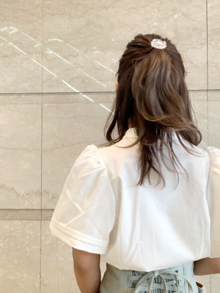 その他のサンダル、ベージュ系のハンドバッグ、ホワイト系のシャツ/ブラウスを着用したレディースの春コーディネートの9枚目の写真