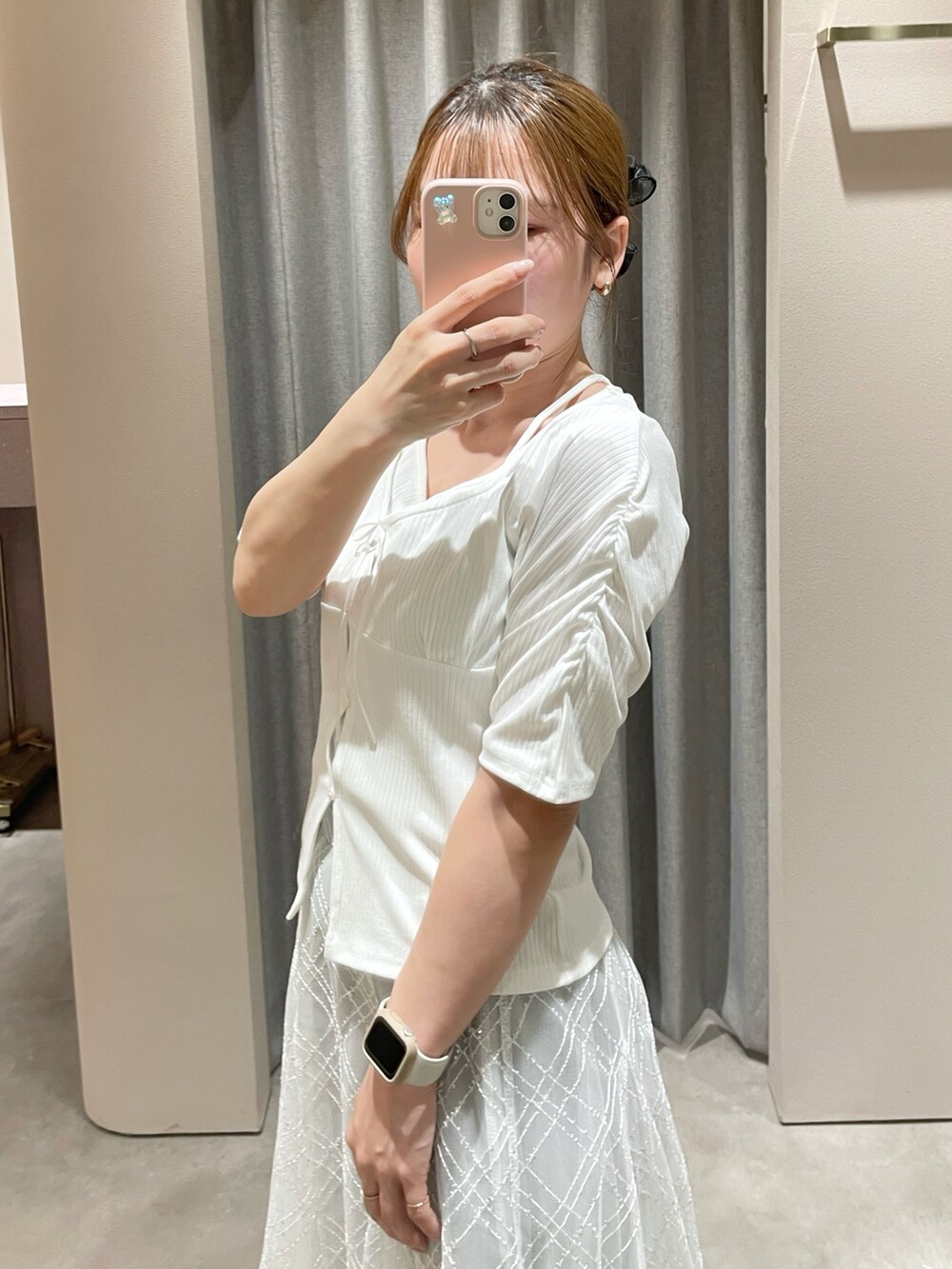 ホワイト系のTシャツ/カットソー、グレー系のスカート、シルバー系のローファーを着用したレディースの春コーディネートの5枚目の写真