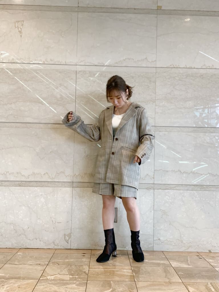 その他のテーラードジャケット、その他のその他パンツ、ホワイト系のニット/セーターを着用したレディースの冬コーディネートの3枚目の写真