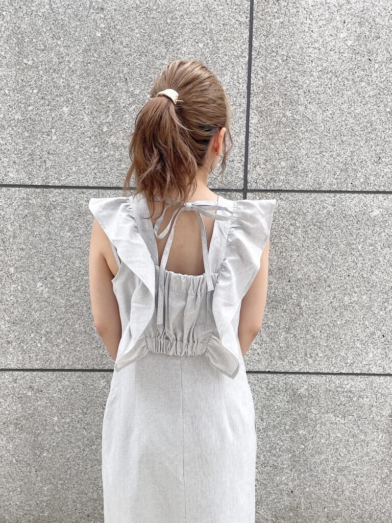 ブラック系のハンドバッグ、その他のサンダル、グレー系のワンピースを着用したレディースの夏コーディネートの5枚目の写真