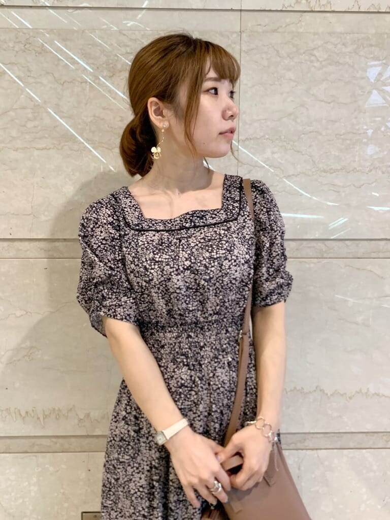 ブラウン系のハンドバッグ、その他のサンダル、ブラウン系のワンピースを着用したレディースの夏コーディネートの4枚目の写真