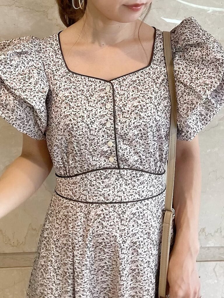 ホワイト系のワンピース、ホワイト系のパンプスを着用したレディースの夏コーディネートの5枚目の写真