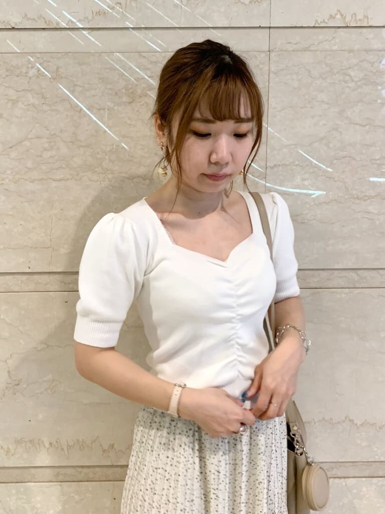 ブラック系のサンダル、ベージュ系のハンドバッグ、ホワイト系のニット/セーターを着用したレディースの夏コーディネートの5枚目の写真