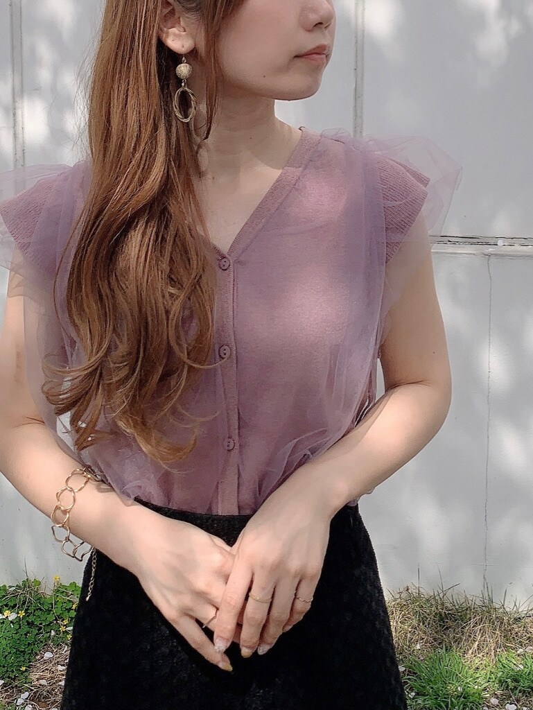 ブラック系のサンダル、ピンク系のニット/セーター、ブラック系のスカートを着用したレディースの春コーディネートの4枚目の写真