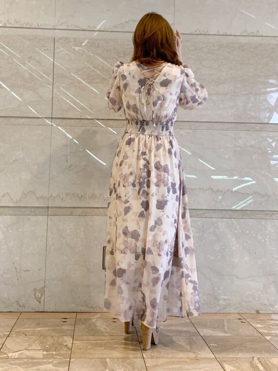 ピンク系のワンピース、ベージュ系のカーディガン/ボレロ、ベージュ系のサンダルを着用したレディースの春コーディネートの3枚目の写真