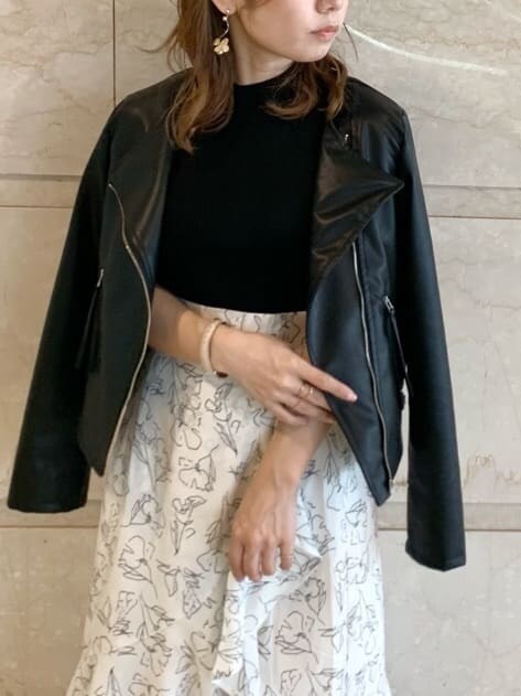 ブラック系のサンダル、ベージュ系のショルダーバッグ、ホワイト系のスカートを着用したレディースの春コーディネートの10枚目の写真