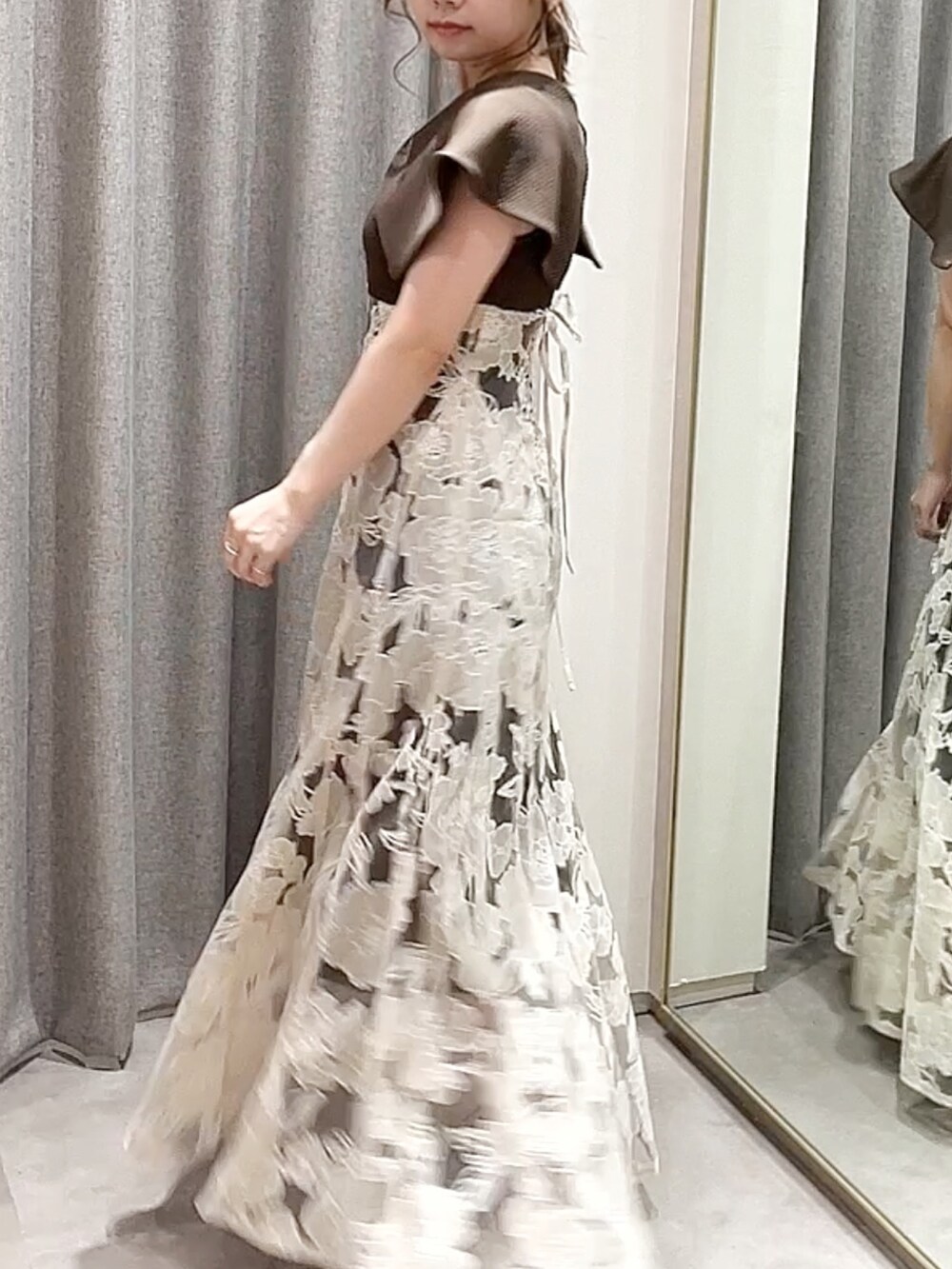 ブラウン系のワンピース、ホワイト系のパンプスを着用したレディースの春コーディネートの3枚目の写真