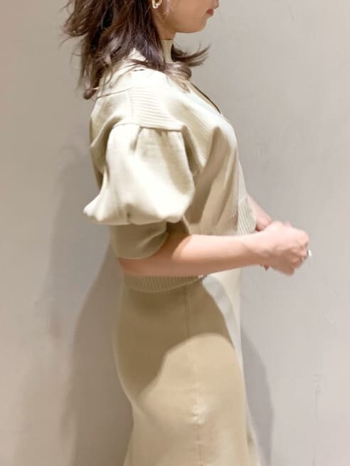 その他のサンダル、ベージュ系のワンピースを着用したレディースの春コーディネートの5枚目の写真