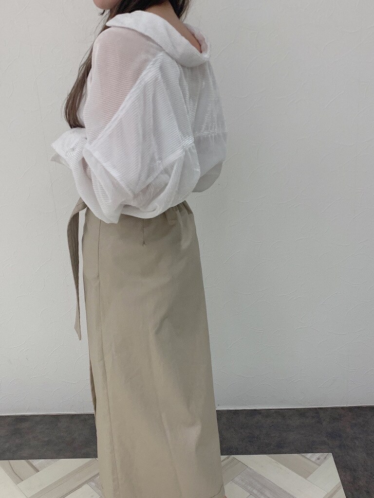 ベージュ系のスカート、ホワイト系のシャツ/ブラウス、ホワイト系のパンプスを着用したレディースの春コーディネートの5枚目の写真