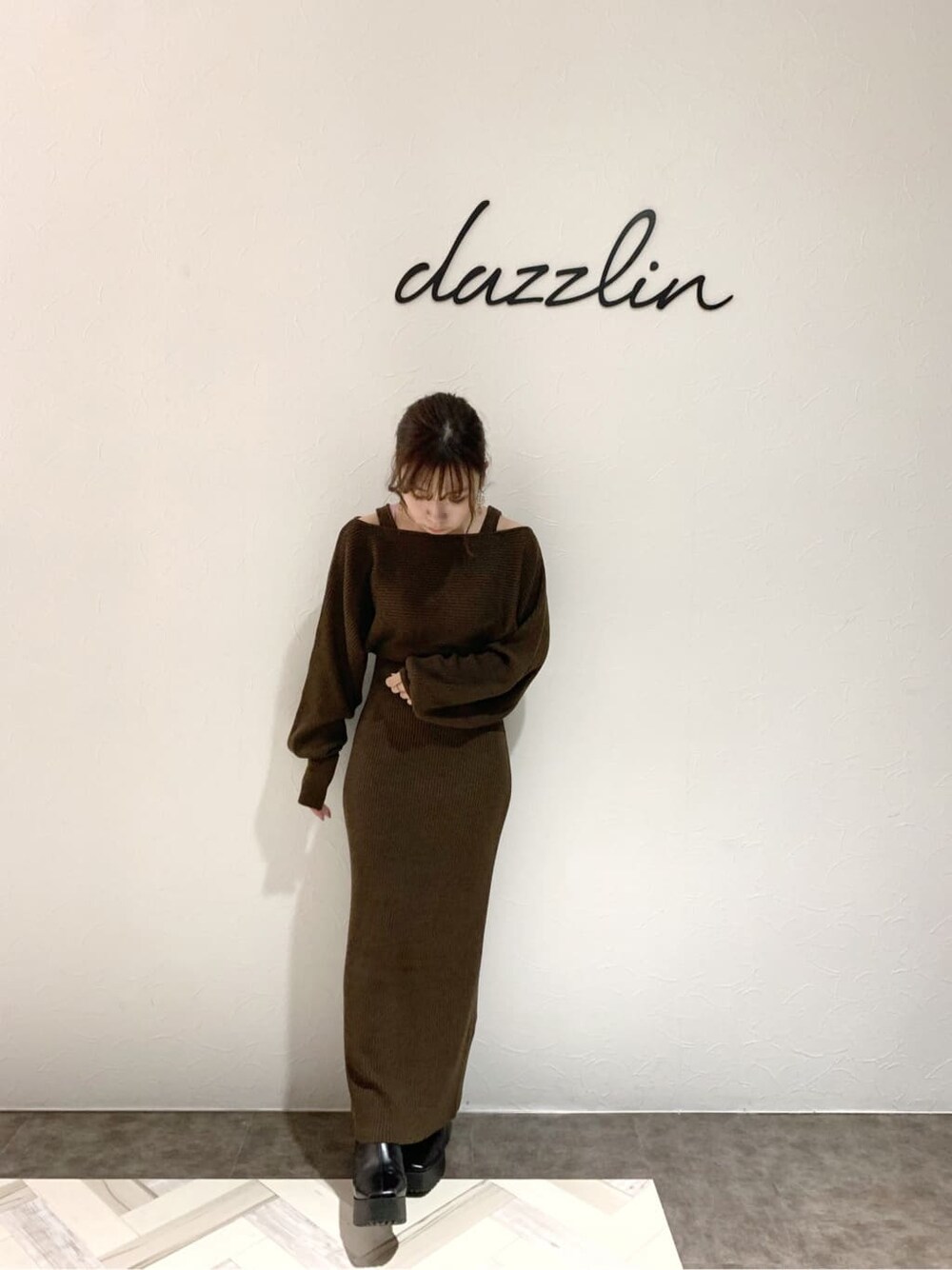 「フェミニンコーデ、低身長、ダズリン、ニットワンピース、リボン、大人フェミニン、大人コーデ、ガーリーコーデ、ワンピース、低身長コーデ、秋コーデ、モテコーデ、レイヤード、dazzlin、マーメイド」｜「dazzlinの2WAYマーメイドコート（その他アウター、ホワイト系）」を使った、tomomiさん（レディース・145cm）の秋コーディネートの8枚目の写真
