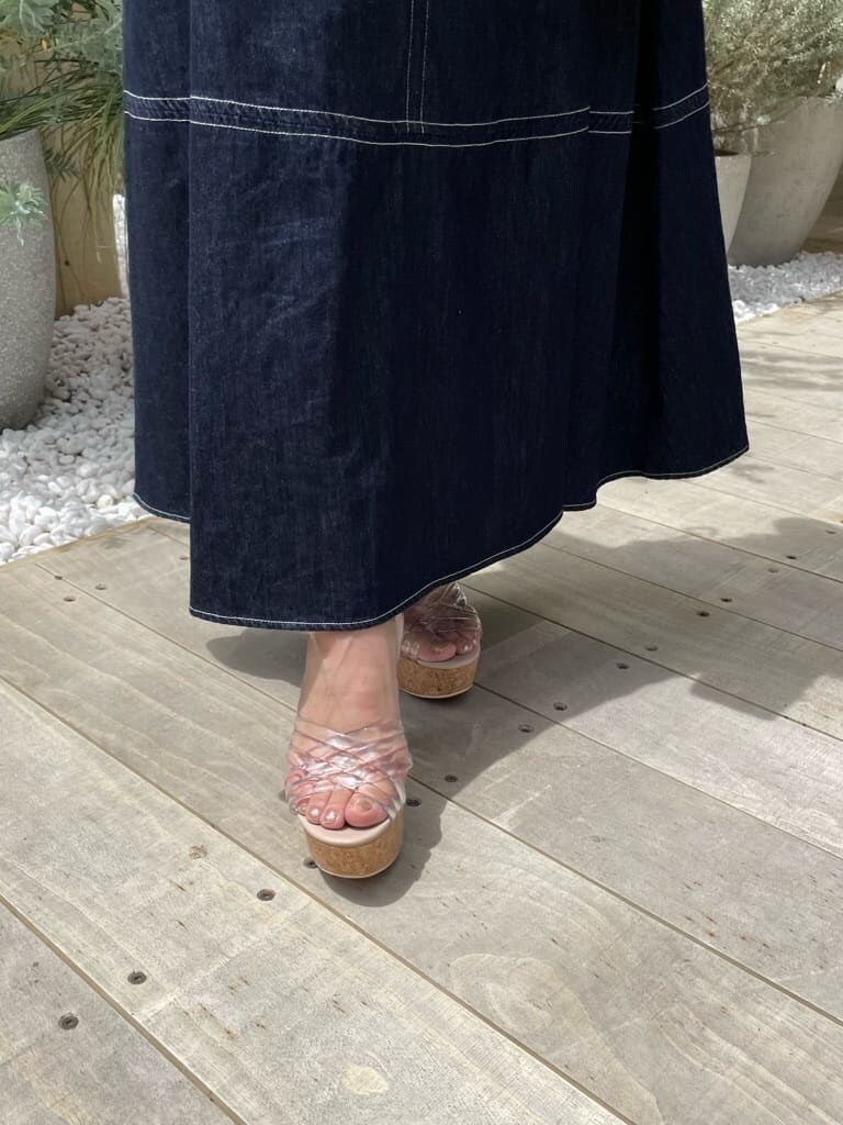 ブルー系のワンピース、ブラウン系のハンドバッグ、その他のサンダルを着用したレディースの夏コーディネートの7枚目の写真