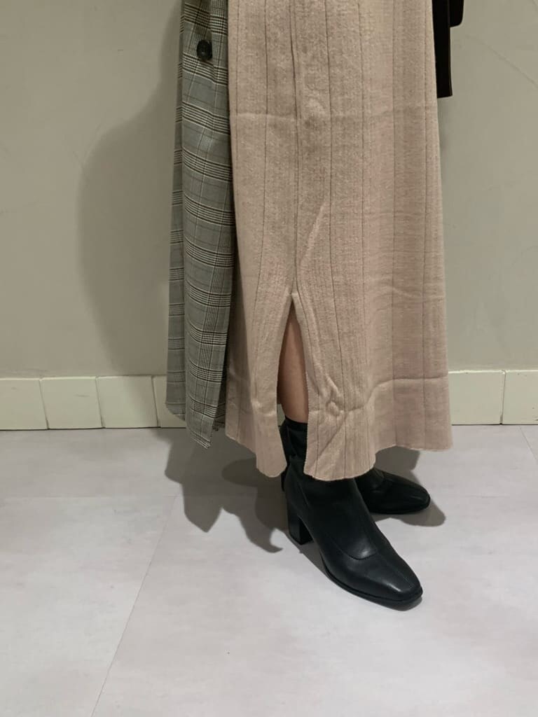 ベージュ系のワンピース、グレー系のワンピース、ブラック系のブーツを着用したレディースの秋コーディネートの10枚目の写真