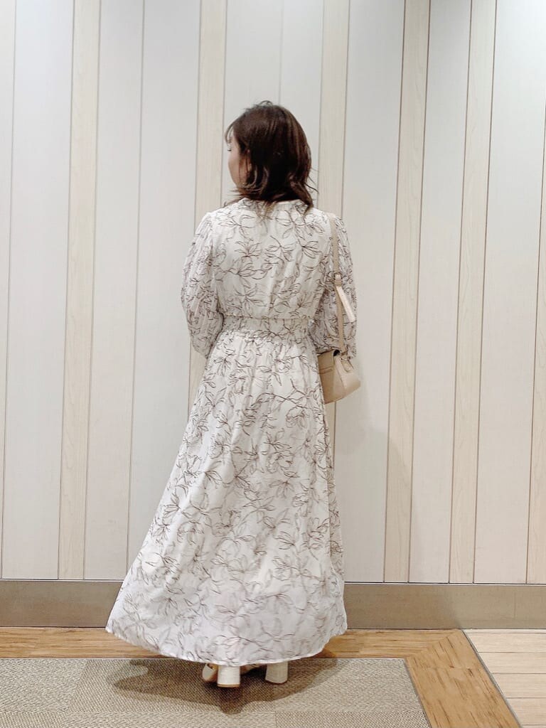 ホワイト系のワンピース、ベージュ系のパンプス、ベージュ系のショルダーバッグを着用したレディースの冬コーディネートの4枚目の写真