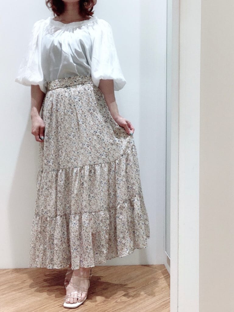 その他のサンダル、ホワイト系のシャツ/ブラウス、その他のスカートを着用したレディースの夏コーディネートの3枚目の写真