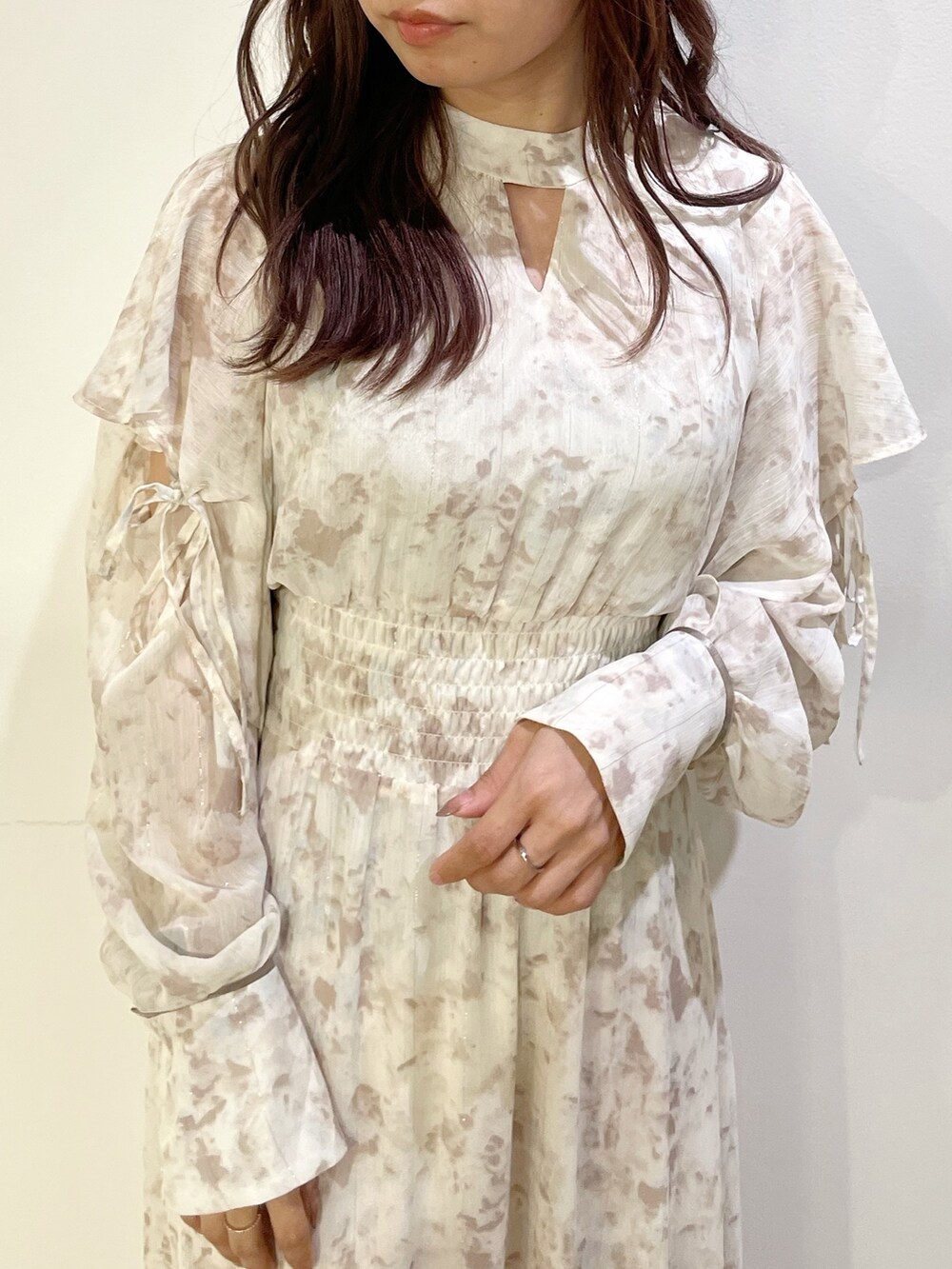 ホワイト系のワンピース、ホワイト系のパンプスを着用したレディースの秋コーディネートの4枚目の写真