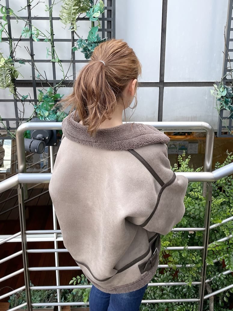 ブルー系のデニムパンツ、ホワイト系のニット/セーター、ブルー系のデニムパンツを着用したレディースの秋コーディネートの8枚目の写真