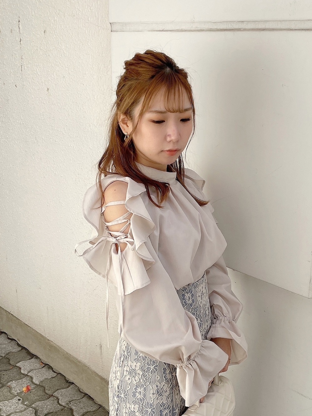 ベージュ系のシャツ/ブラウス、ブルー系のスカート、ホワイト系のパンプスを着用したレディースの冬コーディネートの5枚目の写真