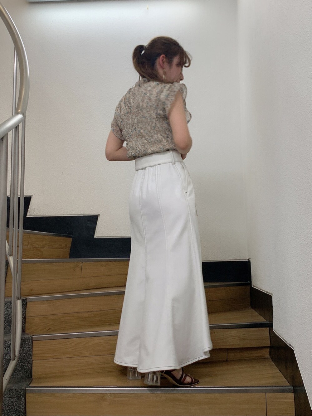 その他のシャツ/ブラウス、ホワイト系のスカートを着用したレディースの春コーディネートの3枚目の写真