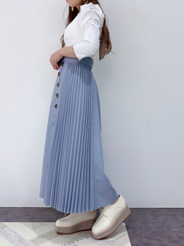 ブルー系のスカート、ホワイト系のTシャツ/カットソーを着用したレディースの春コーディネートの2枚目の写真
