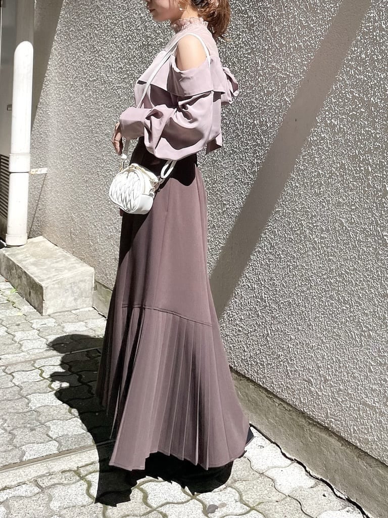 ピンク系のシャツ/ブラウス、ブラウン系のスカート、ブラック系のブーツを着用したレディースの秋コーディネートの3枚目の写真