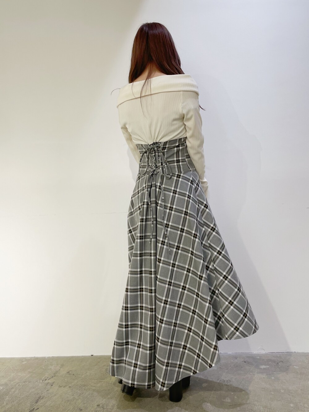 ホワイト系のワンピース、ブラック系のパンプスを着用したレディースの秋コーディネートの3枚目の写真