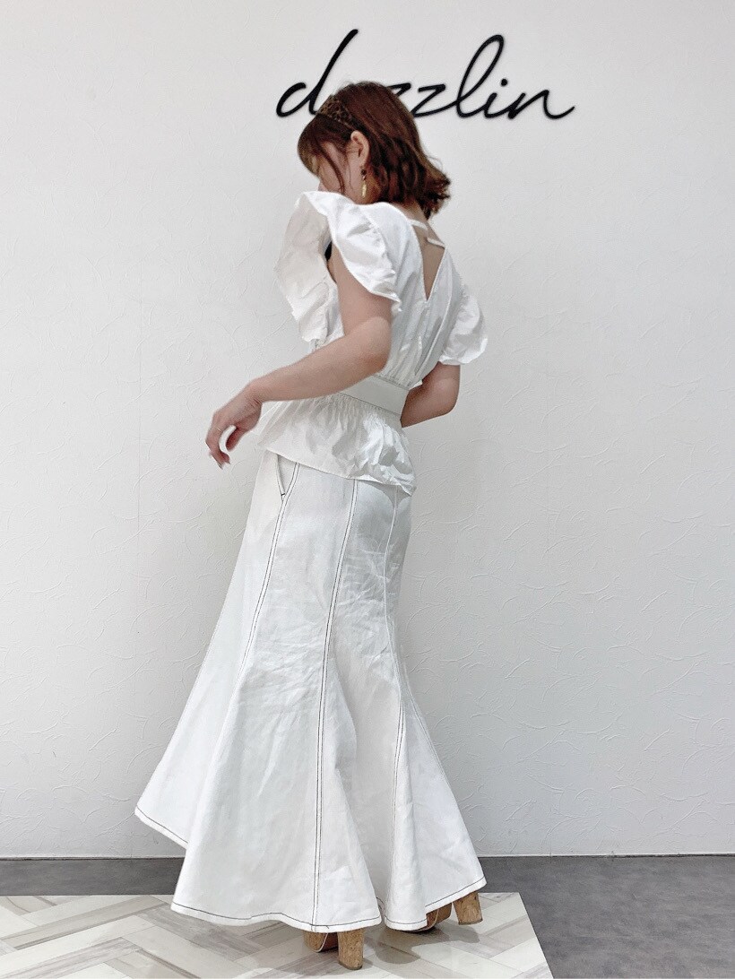 その他のサンダル、ホワイト系のシャツ/ブラウス、ホワイト系のスカートを着用したレディースの春コーディネートの3枚目の写真