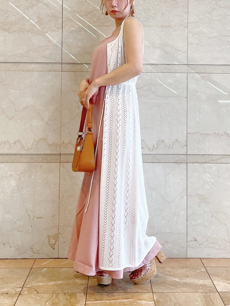 ピンク系のワンピース、ブラウン系のハンドバッグ、その他のサンダルを着用したレディースの夏コーディネートの2枚目の写真