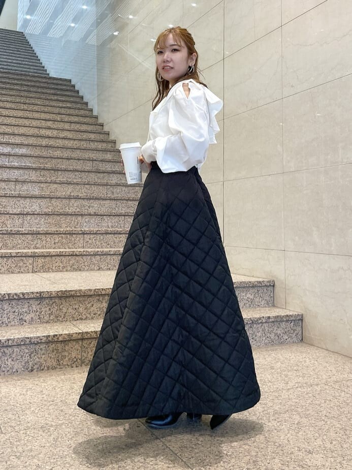 ホワイト系のシャツ/ブラウス、ブラック系のブーツ、ブラック系のスカートを着用したレディースの秋コーディネートの3枚目の写真