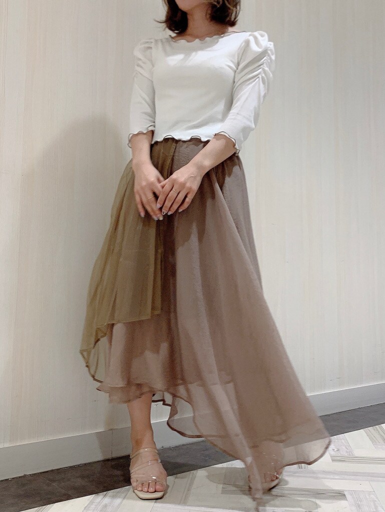 ブラウン系のスカート、ホワイト系のTシャツ/カットソー、その他のサンダルを着用したレディースの春コーディネートの2枚目の写真
