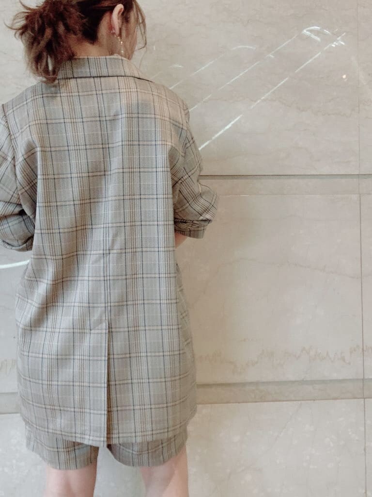 その他のテーラードジャケット、その他のその他パンツ、ホワイト系のニット/セーターを着用したレディースの冬コーディネートの9枚目の写真