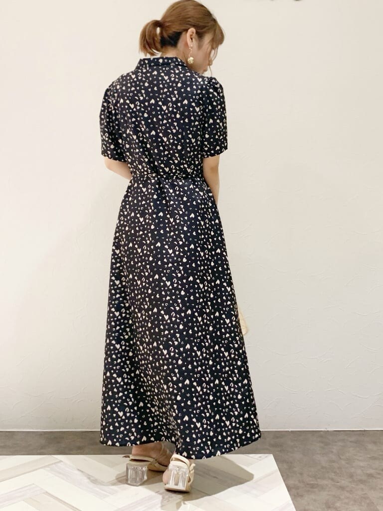 その他のサンダル、ブラック系のワンピースを着用したレディースの夏コーディネートの3枚目の写真