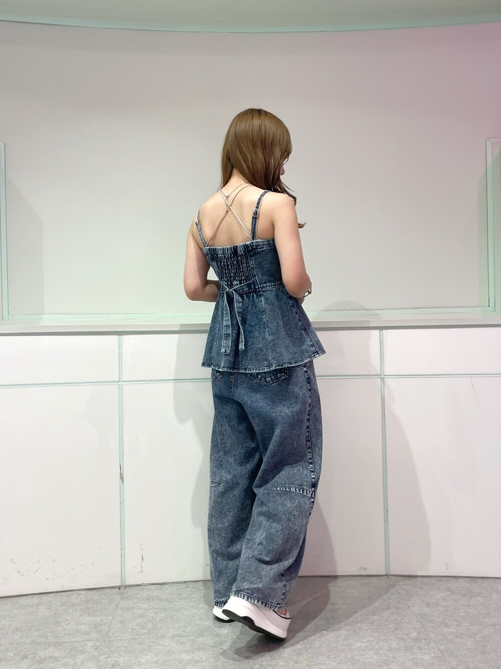 ブルー系のキャミソール、その他のデニムパンツ、ホワイト系のサンダルを着用したレディースの夏コーディネートの4枚目の写真