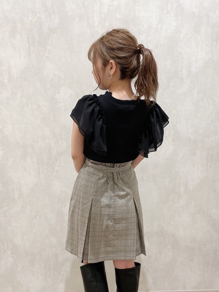 ブラック系のハンドバッグ、ブラック系のTシャツ/カットソー、グレー系のスカートを着用したレディースの夏コーディネートの5枚目の写真