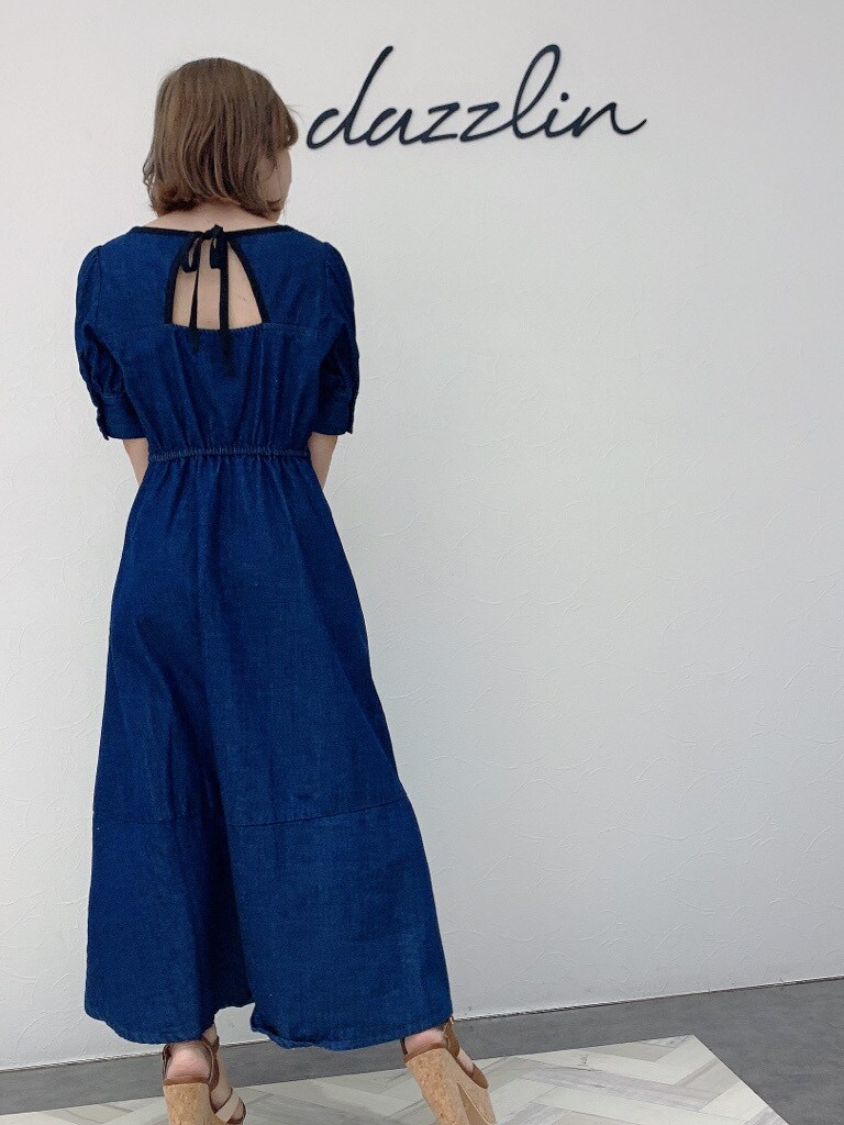 ホワイト系のブルゾン、ブルー系のワンピース、その他のサンダルを着用したレディースの春コーディネートの4枚目の写真