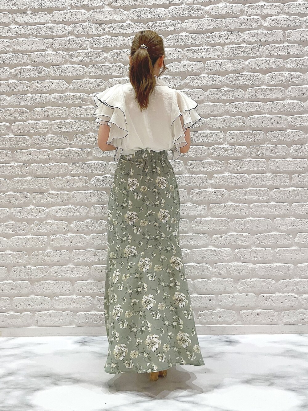 ホワイト系のサンダル、イエロー系のハンドバッグ、ホワイト系のシャツ/ブラウスを着用したレディースの夏コーディネートの4枚目の写真