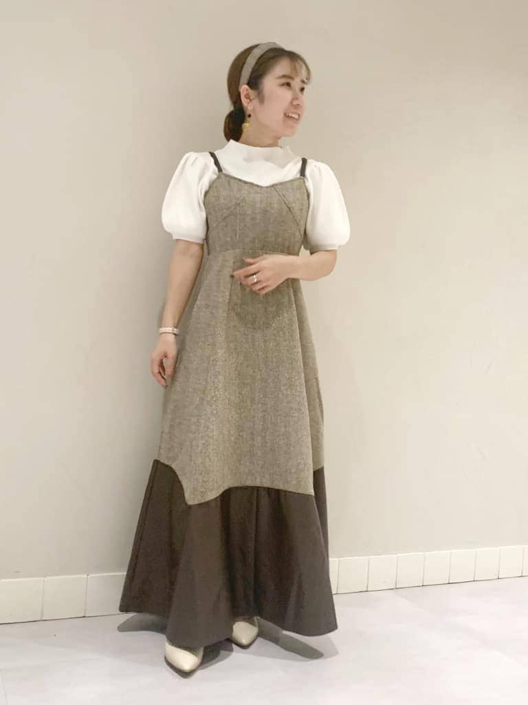 ブラウン系のワンピース、ホワイト系のパンプス、ホワイト系のニット/セーターを着用したレディースの秋コーディネートの2枚目の写真