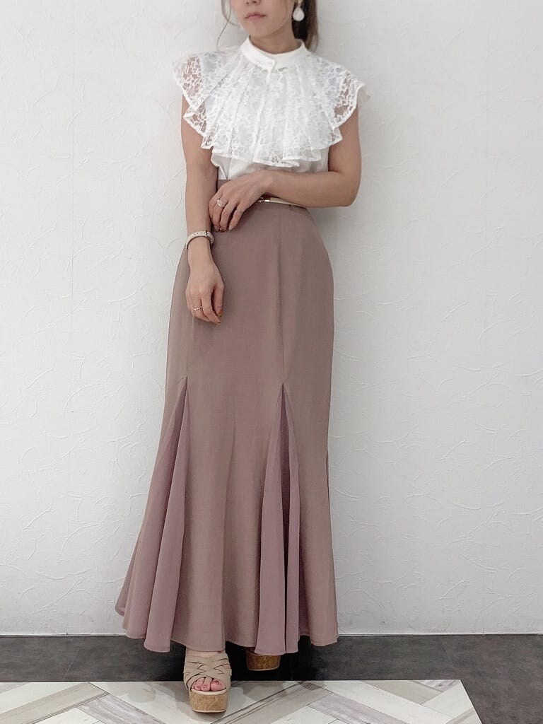 ホワイト系のシャツ/ブラウス、ベージュ系のサンダル、ピンク系のスカートを着用したレディースの春コーディネートの6枚目の写真