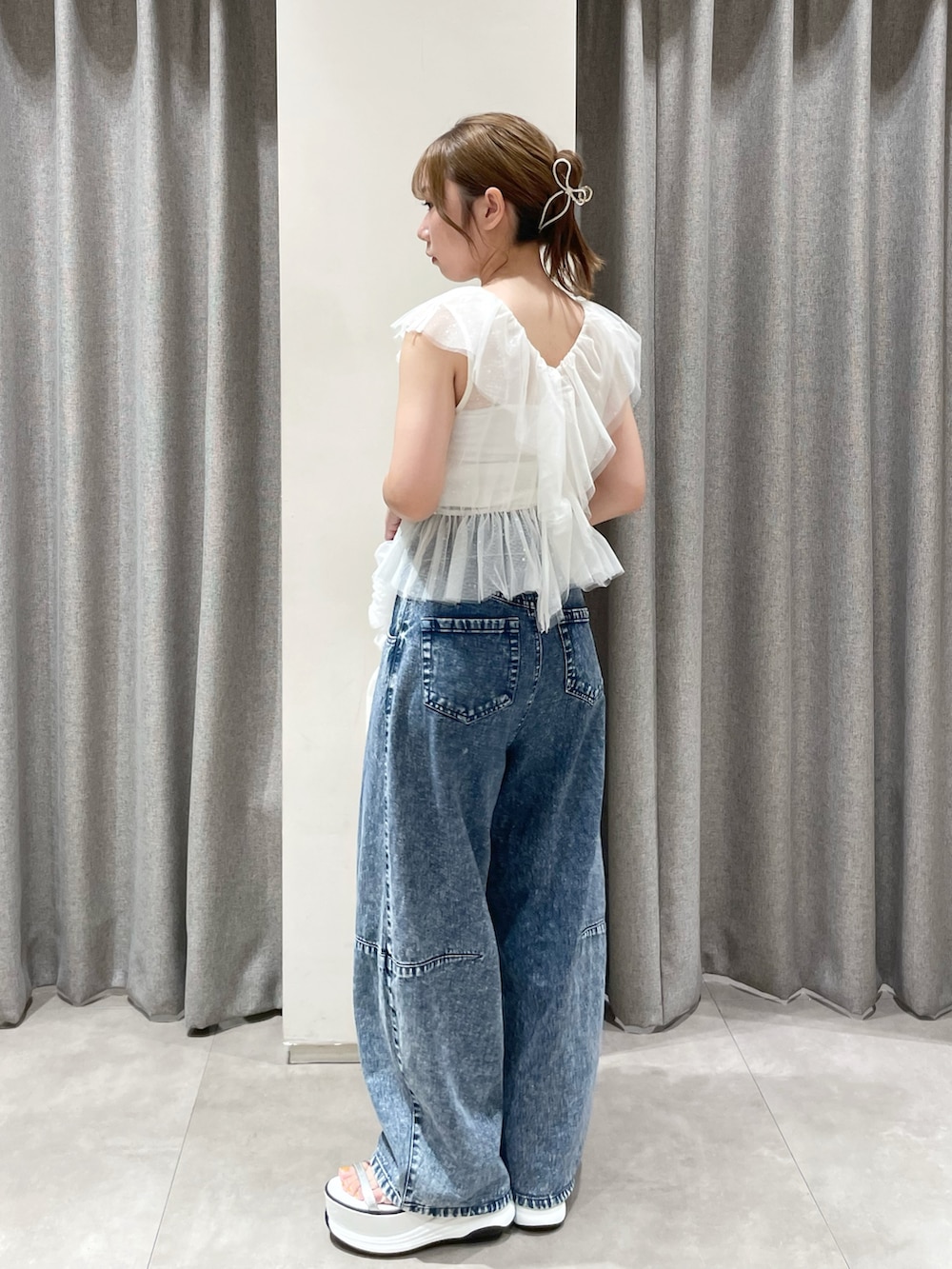 ホワイト系のタンクトップ、ホワイト系のサンダル、その他のデニムパンツを着用したレディースの夏コーディネートの4枚目の写真