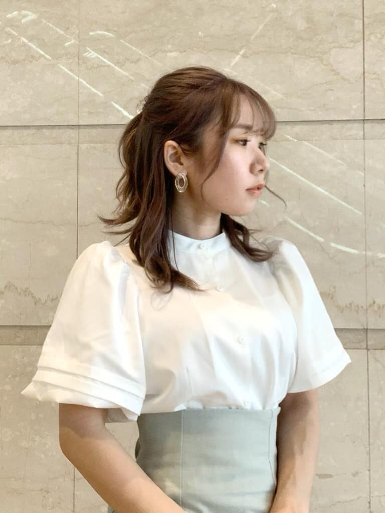 その他のサンダル、ベージュ系のハンドバッグ、ホワイト系のシャツ/ブラウスを着用したレディースの春コーディネートの8枚目の写真