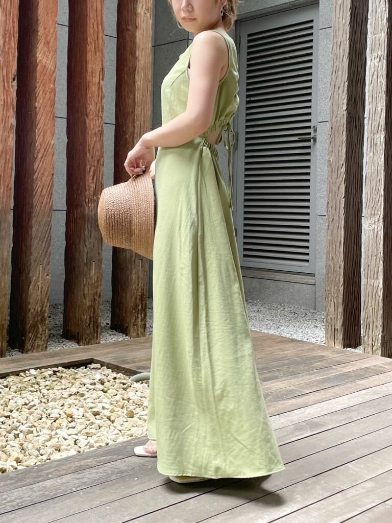 パープル系のサンダル、グリーン系のワンピース、シルバー系のピアス（両耳用）を着用したレディースの夏コーディネートの5枚目の写真