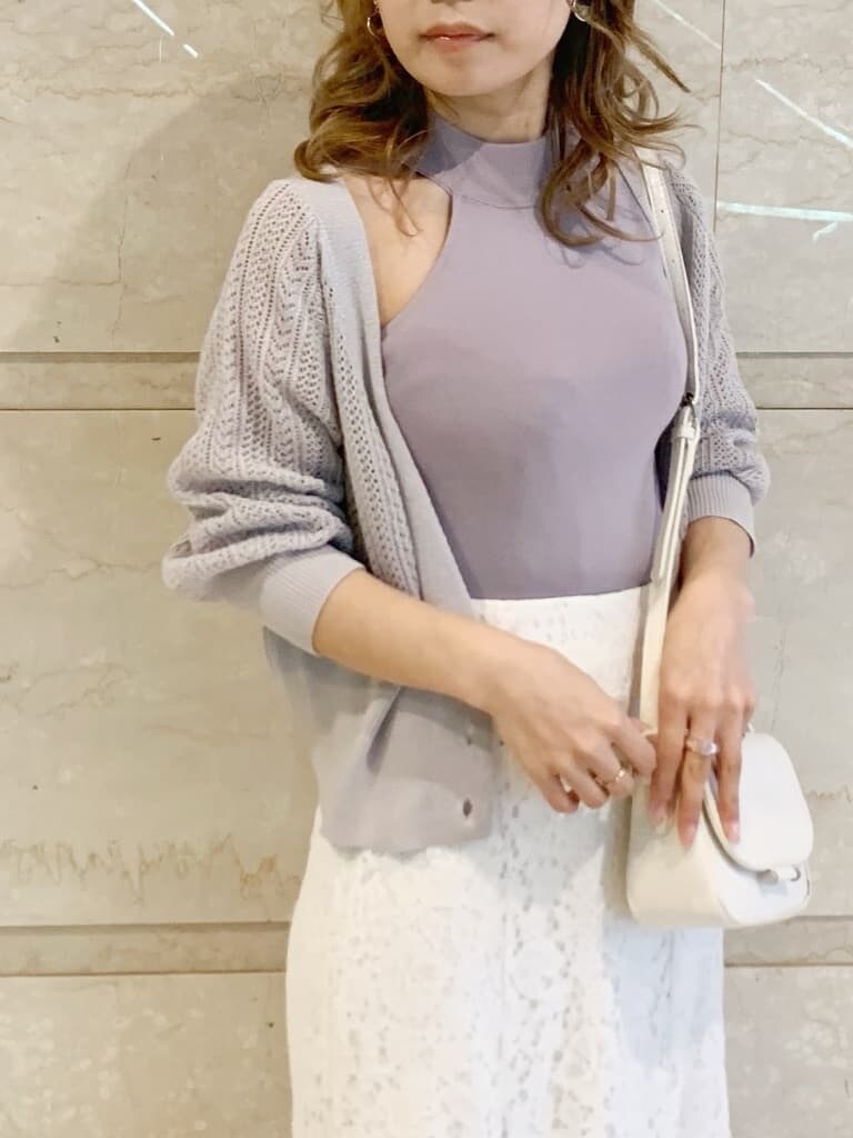 ブラウン系のサンダル、ベージュ系のサンダル、パープル系のニット/セーターを着用したレディースの春コーディネートの6枚目の写真