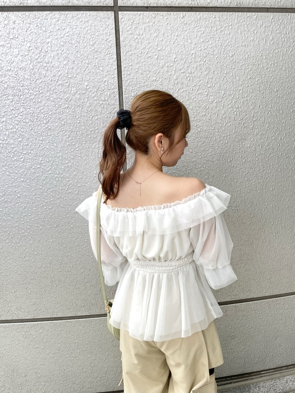 シルバー系のパンプス、ホワイト系のシャツ/ブラウス、ベージュ系のカーゴパンツを着用したレディースの春コーディネートの8枚目の写真