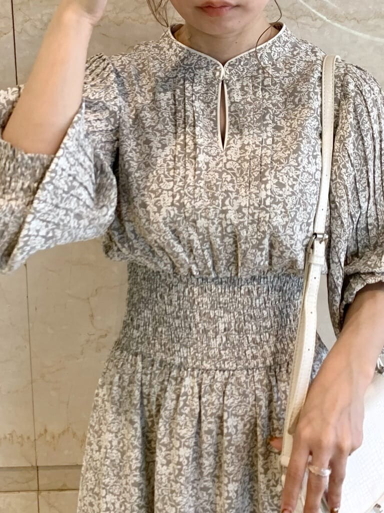 ベージュ系のサンダル、グレー系のワンピースを着用したレディースの春コーディネートの5枚目の写真