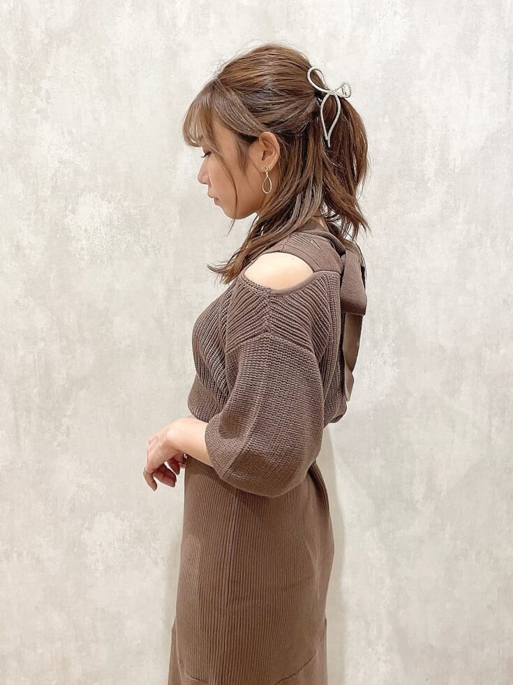 ベージュ系のワンピース、ブラック系のブーツ、ブラウン系のベルトを着用したレディースの秋コーディネートの8枚目の写真