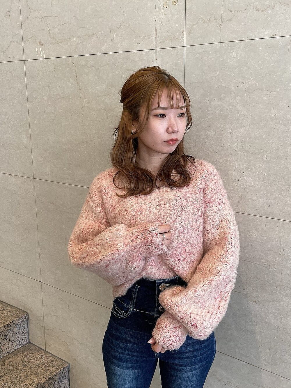 ブラウン系のブーツ、レッド系のニット/セーター、ホワイト系のその他アウターを着用したレディースの冬コーディネートの6枚目の写真