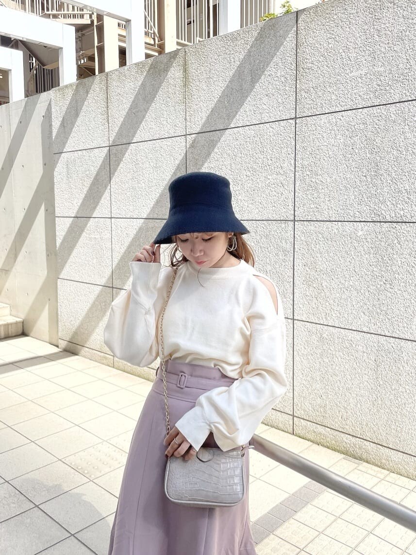 ベージュ系のスカート、ブラック系のブーツ、ホワイト系のキャミソールを着用したレディースの秋コーディネートの10枚目の写真