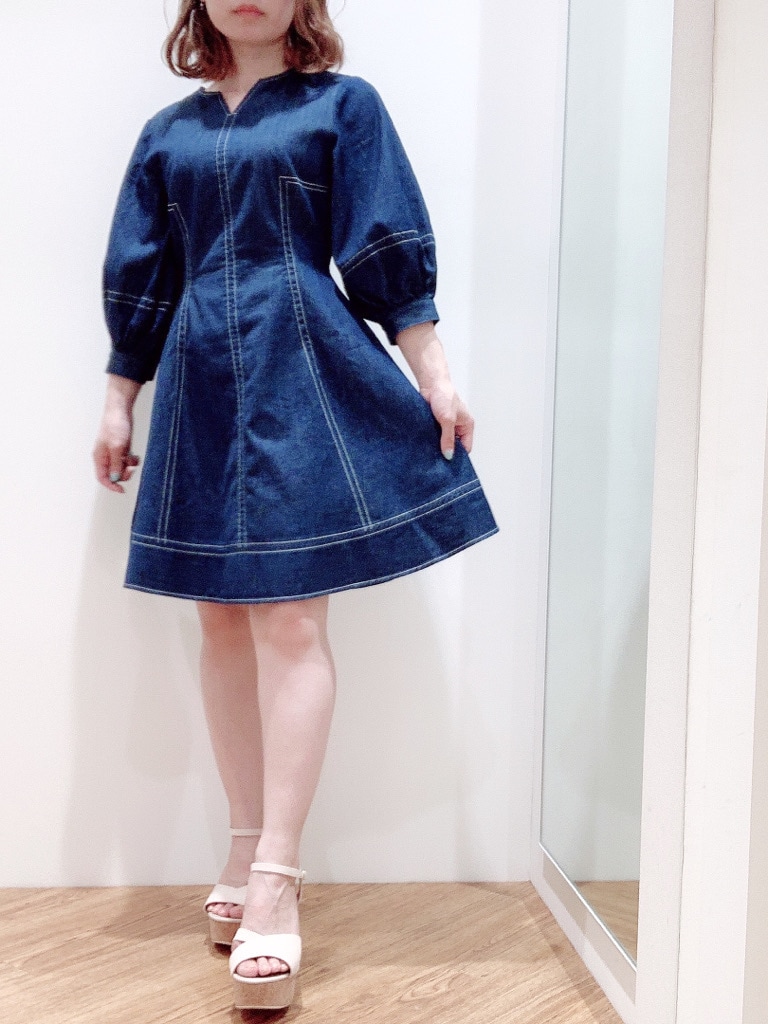 ベージュ系のサンダル、ブルー系のワンピース、ブラウン系のベルトを着用したレディースの春コーディネートの2枚目の写真