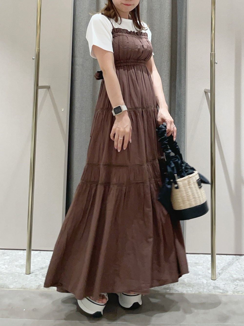 ホワイト系のTシャツ/カットソー、ブラウン系のワンピース、ホワイト系のサンダルを着用したレディースの夏コーディネートの4枚目の写真