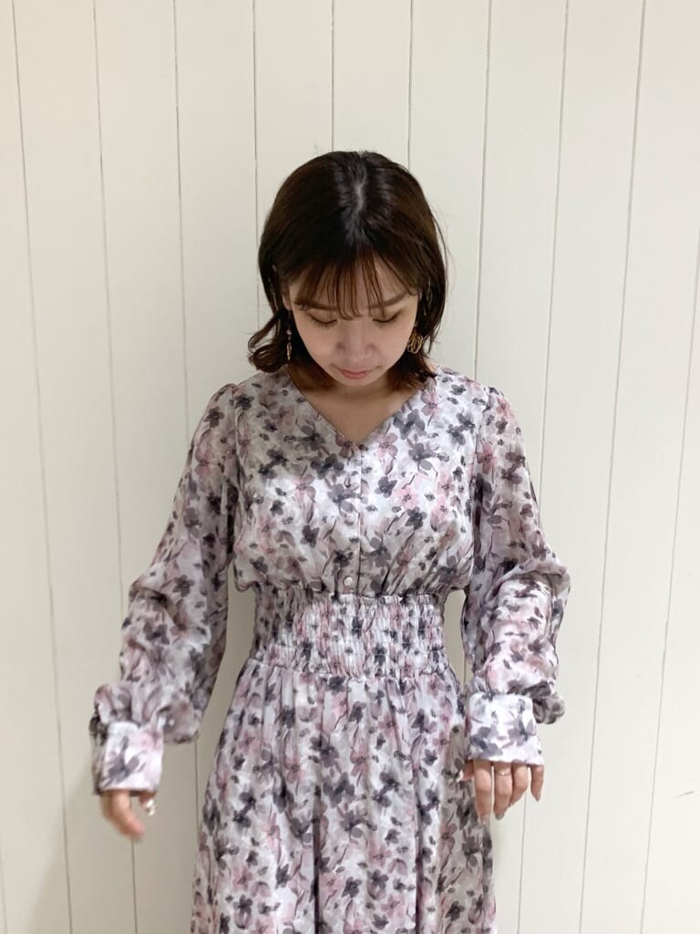 グレー系のトレンチコート、ピンク系のワンピース、ベージュ系のブーツを着用したレディースの秋コーディネートの7枚目の写真