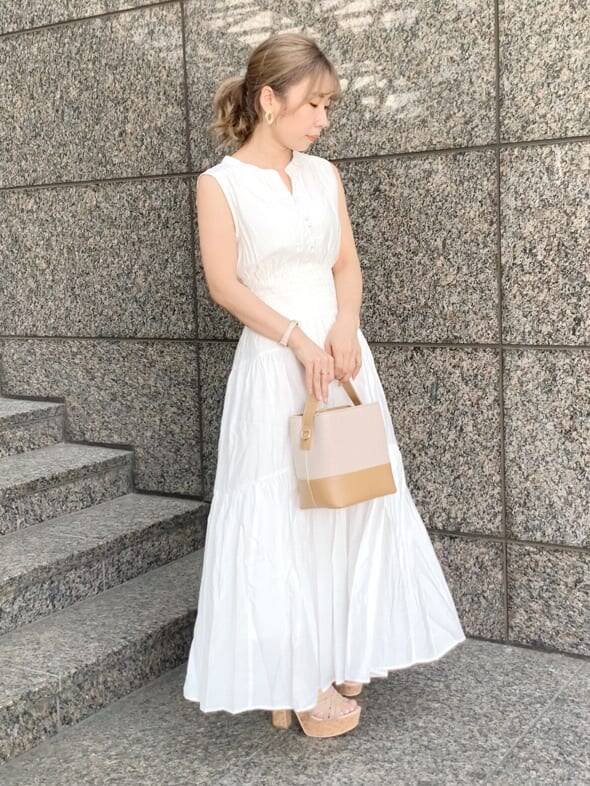 ベージュ系のシャツ/ブラウス、ホワイト系のワンピース、ベージュ系のサンダルを着用したレディースの春コーディネートの2枚目の写真